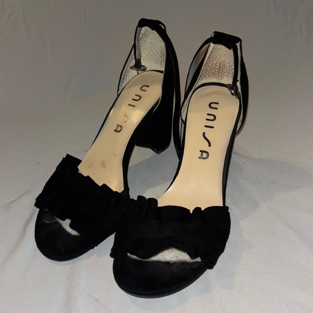 cute trendy black heels!
